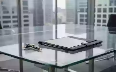 Ein leerer Konferenztisch mit einem Füllfederhalter und einer leeren Dokumentenmappe in einem modernen Büro. - Foto: über boerse-global.de