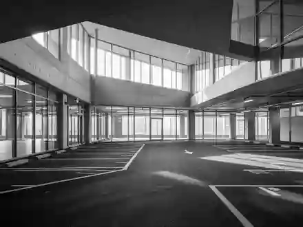 Leeres, modernes Parkhaus mit Betonwänden und klaren Bodenmarkierungen bei natürlichem Lichteinfall. - Foto: über boerse-global.de