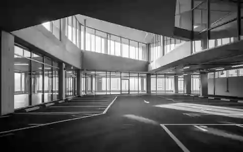 Leeres, modernes Parkhaus mit Betonwänden und klaren Bodenmarkierungen bei natürlichem Lichteinfall. - Foto: über boerse-global.de