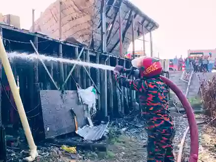 Im Südosten Bangladeschs ist eine Hotelanlage in Flammen aufgegangen. - Foto: Shamimul Islam Faisal/AP/dpa