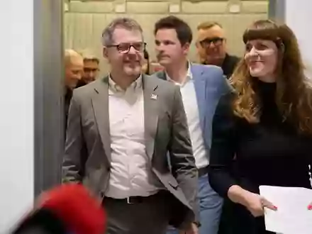 Die Spitzenpolitiker von Linken, Grünen und SPD in Berlin sprechen schon seit längerem über eine Regierungsbildung. (Archivbild) - Foto: Annette Riedl/dpa