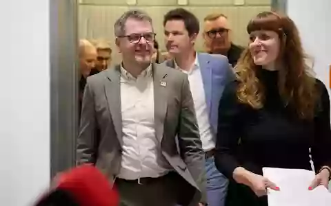 Die Spitzenpolitiker von Linken, Grünen und SPD in Berlin sprechen schon seit längerem über eine Regierungsbildung. (Archivbild) - Foto: Annette Riedl/dpa
