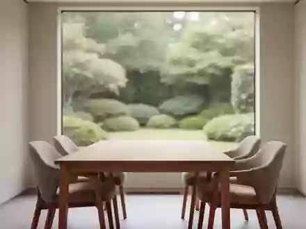 Ein minimalistischer, ruhiger Besprechungsraum mit schlichten Holzmöbeln und Blick in einen grünen Garten. - Foto: über boerse-global.de