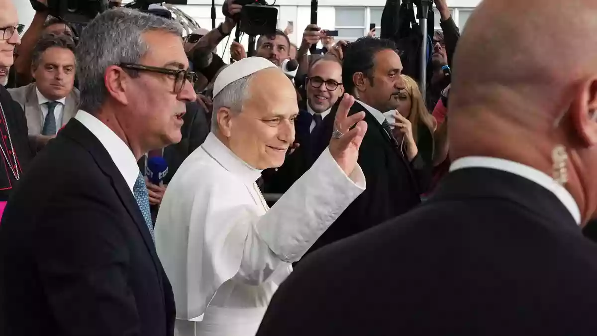 Der Papst hat nach seiner Krebsoperation das Krankenhaus in Rom wieder verlassen können. - Bild: Alessandra Tarantino/AP/dpa