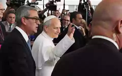 Der Papst hat nach seiner Krebsoperation das Krankenhaus in Rom wieder verlassen können. - Foto: Alessandra Tarantino/AP/dpa