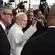 Der Papst hat nach seiner Krebsoperation das Krankenhaus in Rom wieder verlassen können. - Bild: Alessandra Tarantino/AP/dpa