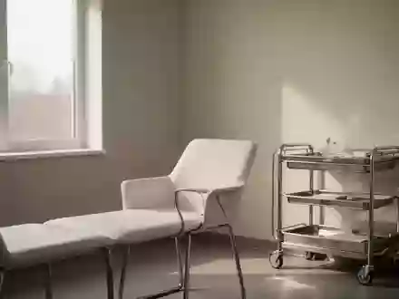 Ein minimalistischer, heller Behandlungsraum in einer Hausarztpraxis mit neutralen Farben und natürlichem Tageslicht. - Foto: über boerse-global.de