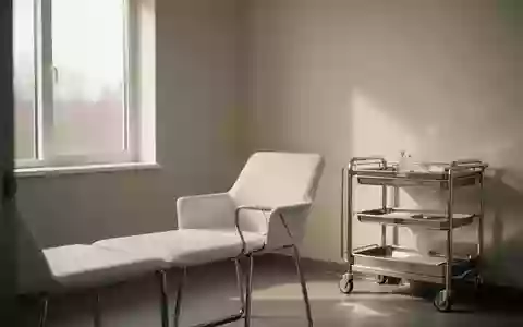 Ein minimalistischer, heller Behandlungsraum in einer Hausarztpraxis mit neutralen Farben und natürlichem Tageslicht. - Foto: über boerse-global.de