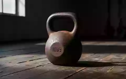 Eine schwere gusseiserne Kettlebell auf einem abgenutzten Holzboden in einem minimalistisch beleuchteten Raum. - Foto: über boerse-global.de