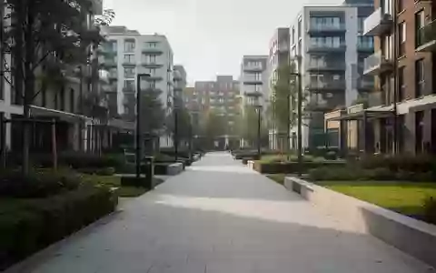 Ein moderner, gepflasterter Fußgängerweg in einer britischen Stadt mit Grünflächen und moderner Architektur im Hintergrund. - Foto: über boerse-global.de