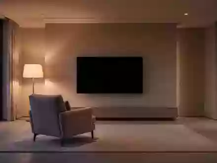 Ein modern eingerichtetes Wohnzimmer mit einem dunklen, ausgeschalteten Fernsehbildschirm und sanfter Beleuchtung. - Foto: über boerse-global.de
