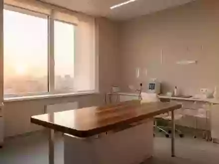 Ein minimalistisch eingerichteter, heller Behandlungsraum in einer Klinik mit natürlichem Lichteinfall. - Foto: über boerse-global.de