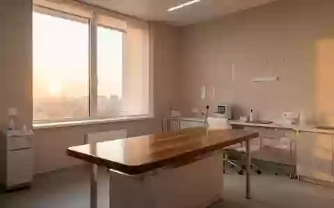 Ein minimalistisch eingerichteter, heller Behandlungsraum in einer Klinik mit natürlichem Lichteinfall. - Foto: über boerse-global.de