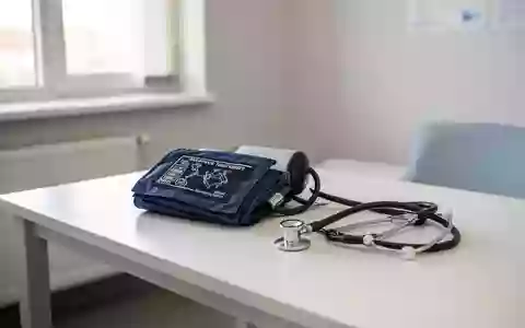 Ein klassisches, mechanisches Blutdruckmessgerät mit Manschette auf einem weißen Untersuchungstisch in einer Arztpraxis. - Foto: über boerse-global.de