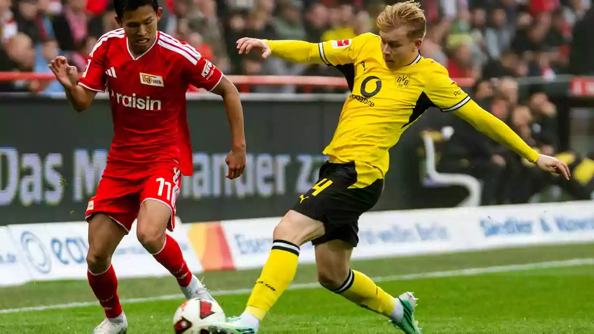 Intensive Zweikämpfe dominierten die erste Halbzeit zwischen Union Berlin und Borussia Dortmund.  - Bild: Julius Frick/dpa