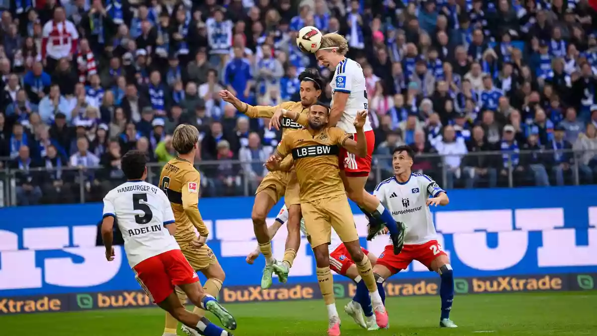 Hamburgs Sebastiaan Bornauw köpft den Ball auf das Tor. - Bild: Gregor Fischer/dpa