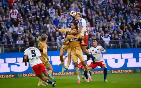 Hamburgs Sebastiaan Bornauw köpft den Ball auf das Tor. - Foto: Gregor Fischer/dpa