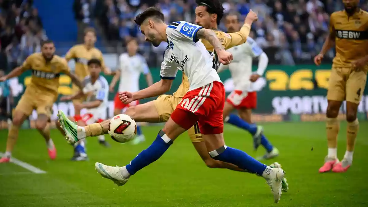 Hamburgs Fabio Vieira flankt den Ball auf das Stuttgarter Tor. - Bild: Gregor Fischer/dpa