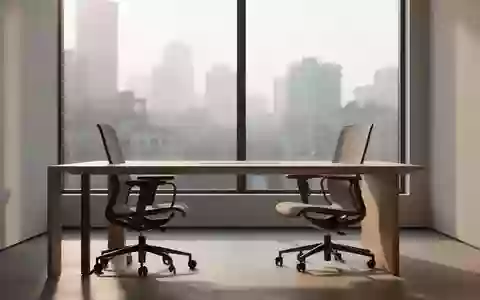 Ein minimalistischer, leerer Büroarbeitsplatz mit einem Holztisch und einem Fenster bei Tageslicht. - Foto: über boerse-global.de