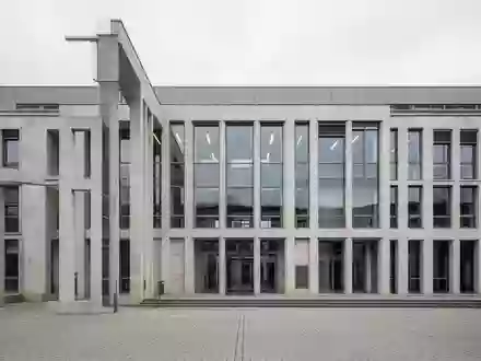 Moderne Architektur eines öffentlichen Verwaltungsgebäudes in Nordrhein-Westfalen bei Tageslicht. - Foto: über boerse-global.de