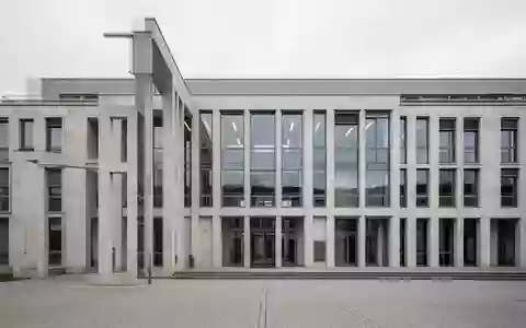 Moderne Architektur eines öffentlichen Verwaltungsgebäudes in Nordrhein-Westfalen bei Tageslicht. - Foto: über boerse-global.de