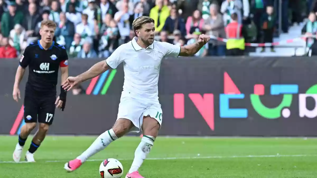 Niclas Füllkrug trifft per Elfmeter zum 2:2 für Werder Bremen. - Bild: Carmen Jaspersen/dpa