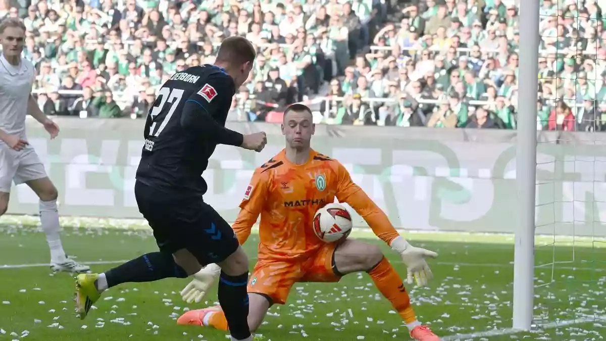 Paderborns Steffen Tigges scheitert am Bremer Torwart Karl Hein (r). - Bild: Carmen Jaspersen/dpa