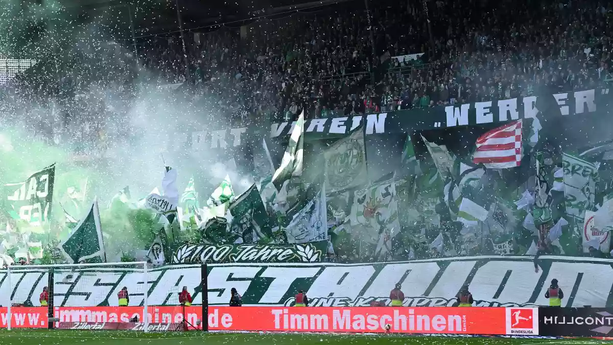 Fan-Choreografie zum 100. Geburtstag des Bremer Weserstadions. - Bild: Carmen Jaspersen/dpa