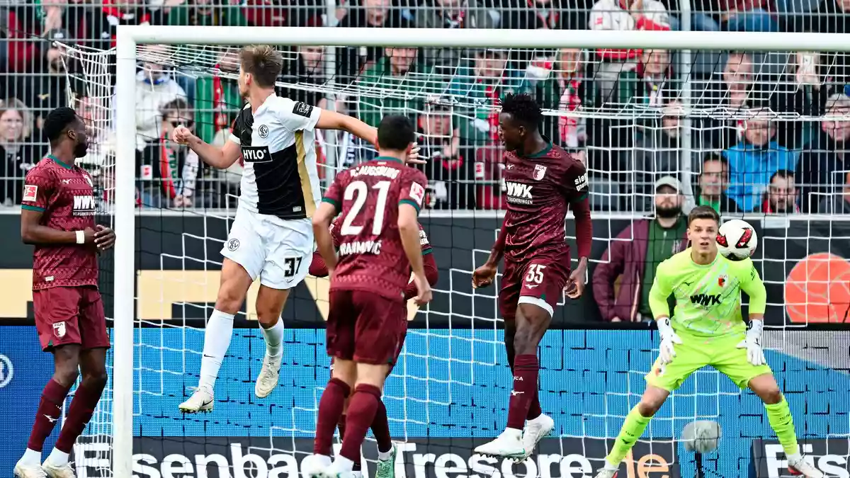 Maximilian Rohr (Nr. 31) köpft zum 3:0 gegen Augsburg ein. - Bild: Uwe Anspach/dpa
