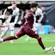 Sicher vom Elfmeterpunkt: Augsburgs Fabian Rieder. - Bild: Uwe Anspach/dpa