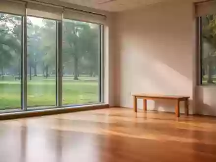 Ein heller, minimalistischer Gymnastikraum mit Holzboden und Blick ins Grüne. - Foto: über boerse-global.de