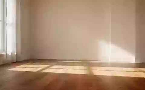 Ein lichtdurchfluteter, minimalistischer Raum mit sanftem Schattenwurf auf einem Holzboden, der Ruhe und Ausgeglichenheit vermittelt. - Foto: über boerse-global.de