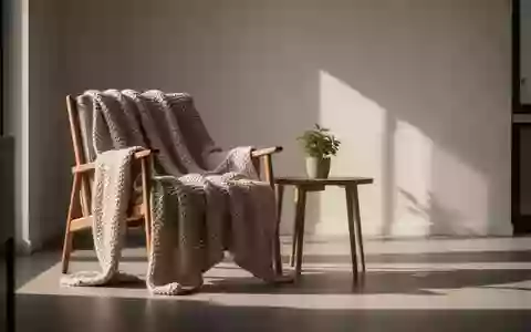 Ein ruhiger, sonnendurchfluteter Raum mit einem Sessel und einer weichen Decke, der eine Atmosphäre der Geborgenheit vermittelt. - Foto: über boerse-global.de