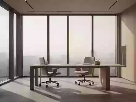 Ein heller, moderner und leerer Büroraum mit ergonomischem Mobiliar in der Morgensonne. - Foto: über boerse-global.de