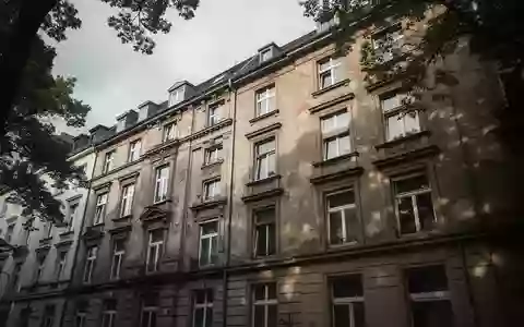 Ein unbewohnt wirkendes, mehrstöckiges Gebäude in einer deutschen Stadt bei bewölktem Himmel. - Foto: über boerse-global.de