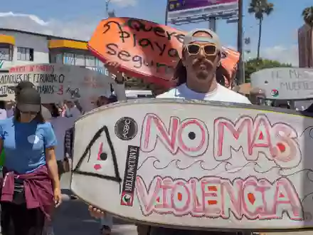 Nach dem Verschwinden der drei Ausländer hatten Surfer gegen die Kriminalität in Baja California protestiert. (Archivbild) - Foto: Karen Castaneda/AP/dpa