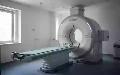 Ein moderner, steriler Untersuchungsraum in einem griechischen Krankenhaus mit einem MRT-Gerät. - Foto: über boerse-global.de