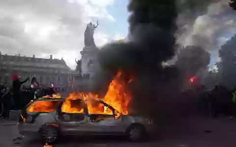 Der frankreichweite Protesttag wurde von schweren Ausschreitungen begleitet. - Foto: Thibault Camus/AP/dpa