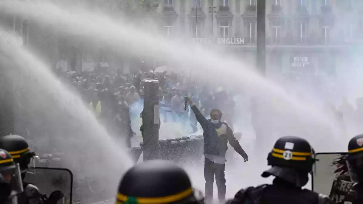 Die Polizei setzte gegen die Protestierenden Wasserwerfer, Tränengas und Schlagstöcke ein. - Bild: Emma Da Silva/AP/dpa