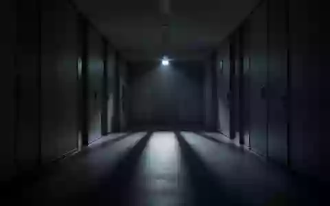 Ein dunkler, minimalistischer Flur in einem Bürogebäude, der eine Atmosphäre digitaler Unsicherheit vermittelt. - Foto: über boerse-global.de