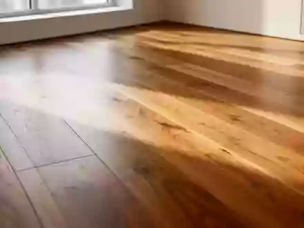 Ein minimalistischer, sonnendurchfluteter Raum mit einem Holzboden in einem ruhigen Interieur. - Foto: über boerse-global.de