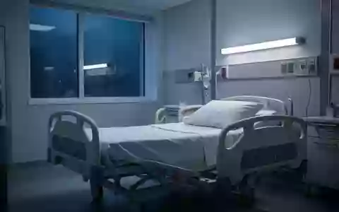 Ein steriles, unbesetztes Krankenhauszimmer in ruhiger, natürlicher Beleuchtung ohne medizinische Geräte. - Foto: über boerse-global.de