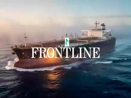 Ein groĂźer Ă–ltanker auf dem offenen Meer bei Sonnenaufgang, der die maritime Schifffahrtsbranche symbolisiert. - Foto: ĂĽber boerse-global.de