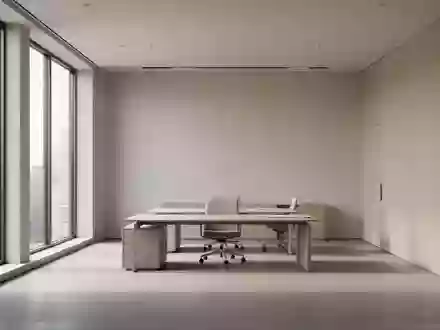 Ein helles, leeres Büro mit minimalistischem Design und natürlichem Tageslicht. - Foto: über boerse-global.de