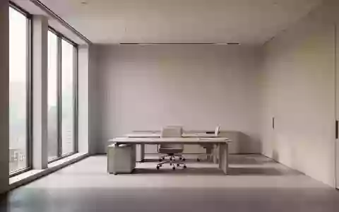 Ein helles, leeres Büro mit minimalistischem Design und natürlichem Tageslicht. - Foto: über boerse-global.de
