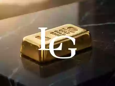 Ein Goldbarren auf einer dunklen, reflektierenden Oberfläche in stimmungsvollem Licht. - Foto: über boerse-global.de