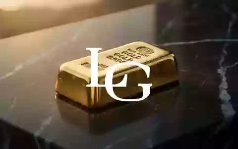 Ein Goldbarren auf einer dunklen, reflektierenden Oberfläche in stimmungsvollem Licht. - Foto: über boerse-global.de
