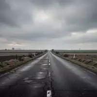 Eine leere Landstraße in einer europäischen Landschaft bei bewölktem Himmel. - Foto: über boerse-global.de