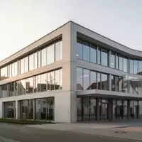 Modernes Verwaltungsgebäude bei natürlichem Licht als Symbol für digitale Behördengänge. - Foto: über boerse-global.de