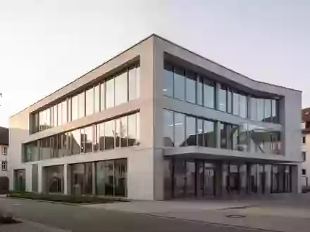 Modernes Verwaltungsgebäude bei natürlichem Licht als Symbol für digitale Behördengänge. - Foto: über boerse-global.de